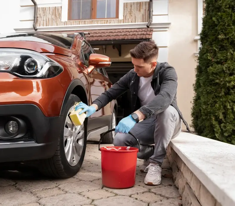 Lavage auto à domicile Plouvara : professionnel intervenant sur un véhicule